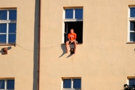 Diváci sledovali zápas na Žižkově raději z oken bytů.